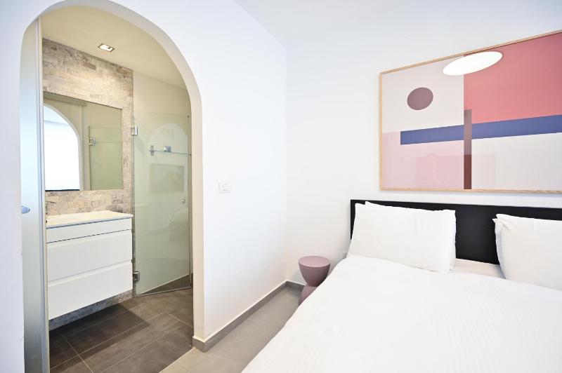 Spacious 3BR on Frishman Beach by HolyGuest - image 14