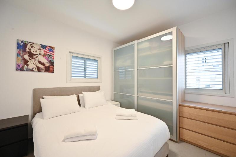 Spacious 3BR on Frishman Beach by HolyGuest - image 7