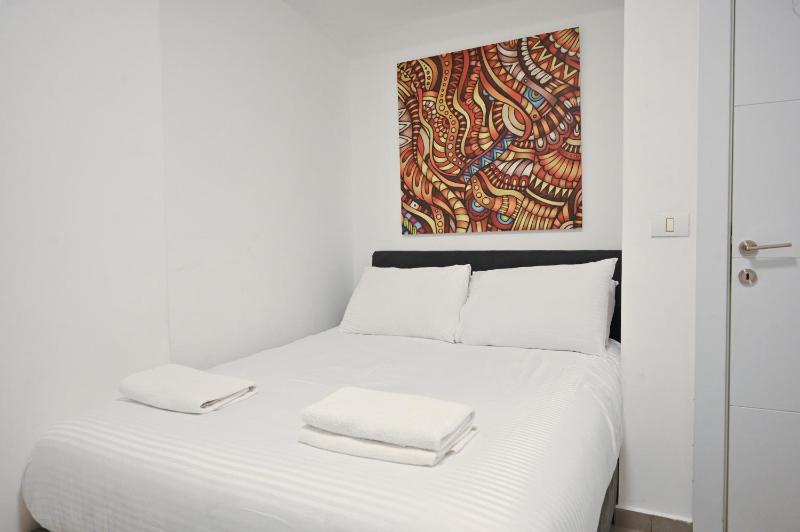 Spacious 3BR on Frishman Beach by HolyGuest - image 4