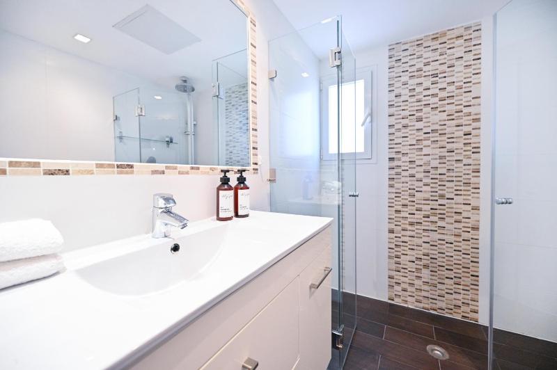 Spacious 3BR on Frishman Beach by HolyGuest - image 11