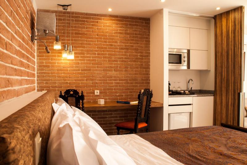 Deluxe Double or Twin Room with Balcony image 4