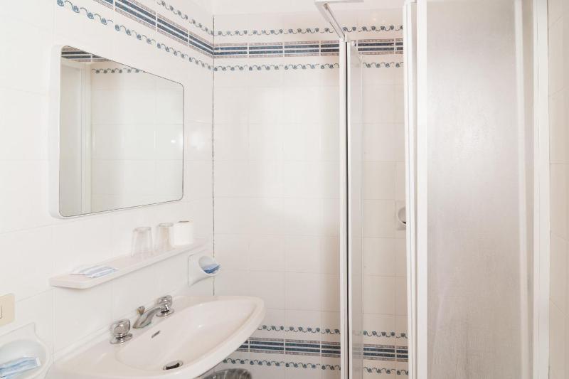 Single Room image 3