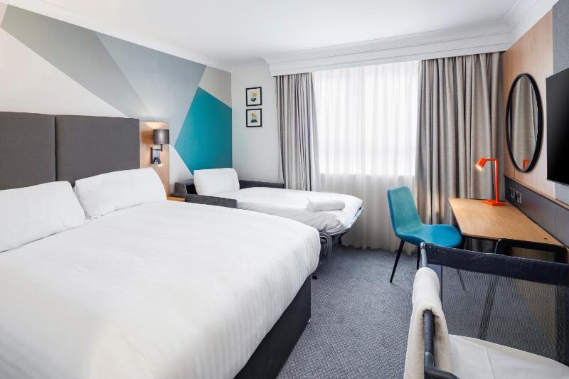 Double Room with Sofa Bed - Non-Smoking image 4