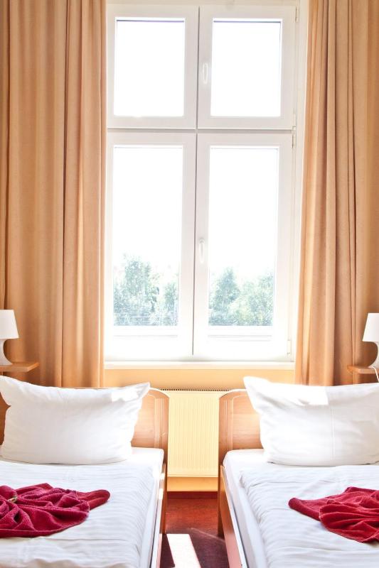 Twin Room image 2