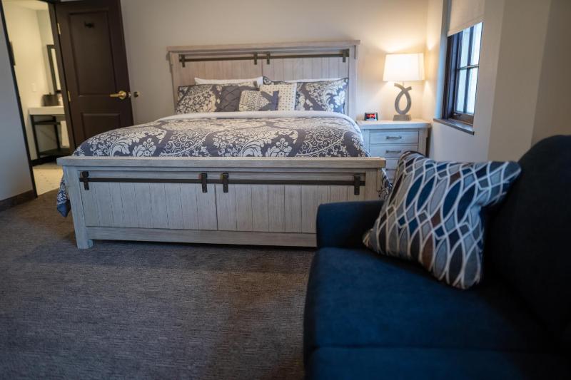 Deluxe King Room image 3