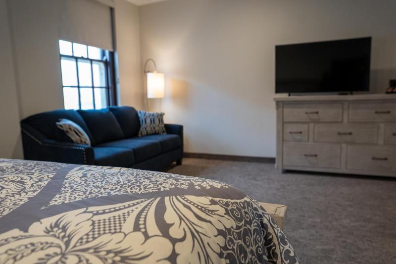Deluxe King Room image 4