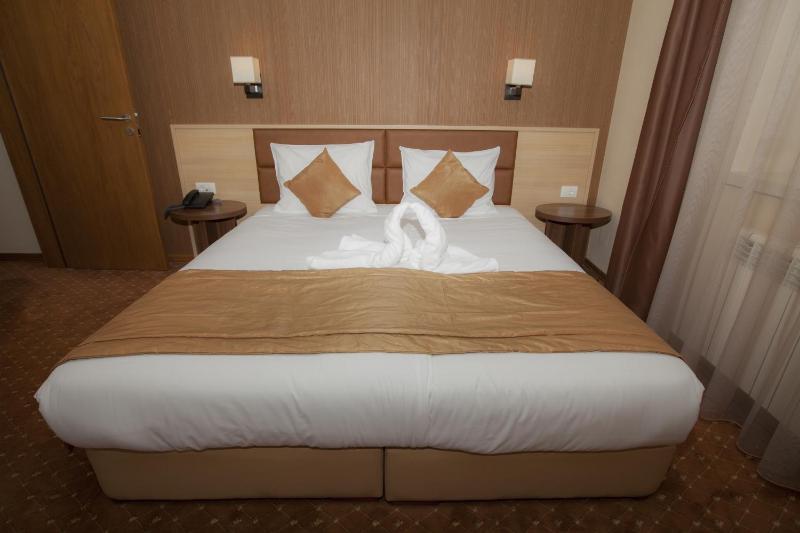 Suite with Balcony and Mountain View image 3