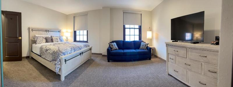 Deluxe King Room image 2