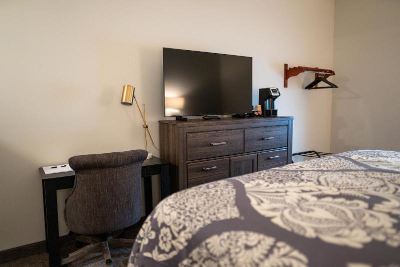 Standard King Room image 3