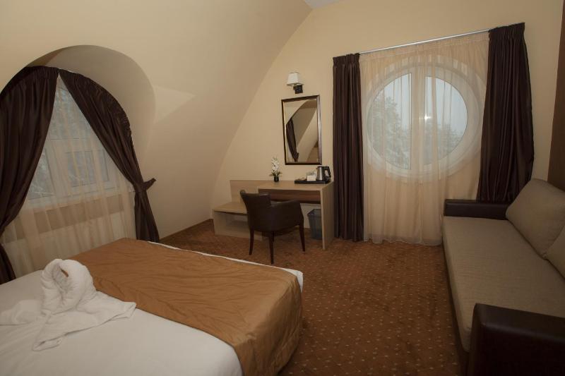 Suite with Balcony and Mountain View image 4