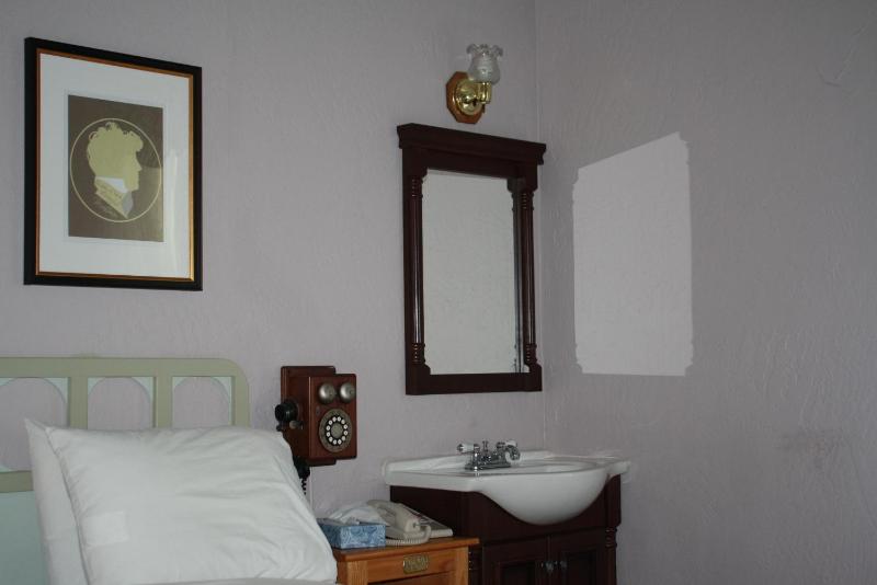 Standard Twin Room image 2