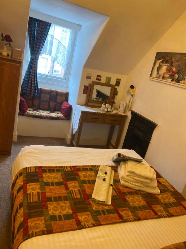 Small Double Room image 3