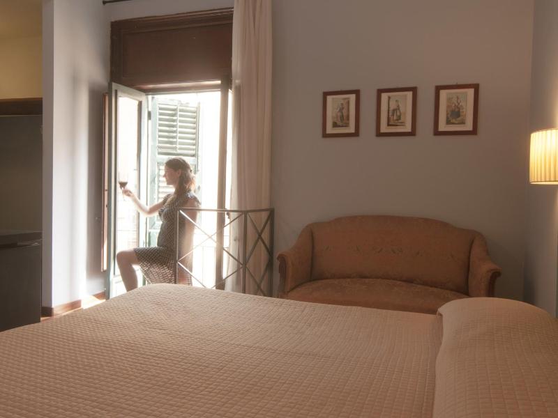 Double Room image 4
