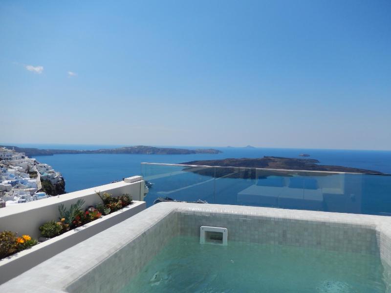 Superior King Suite with Caldera View image 3