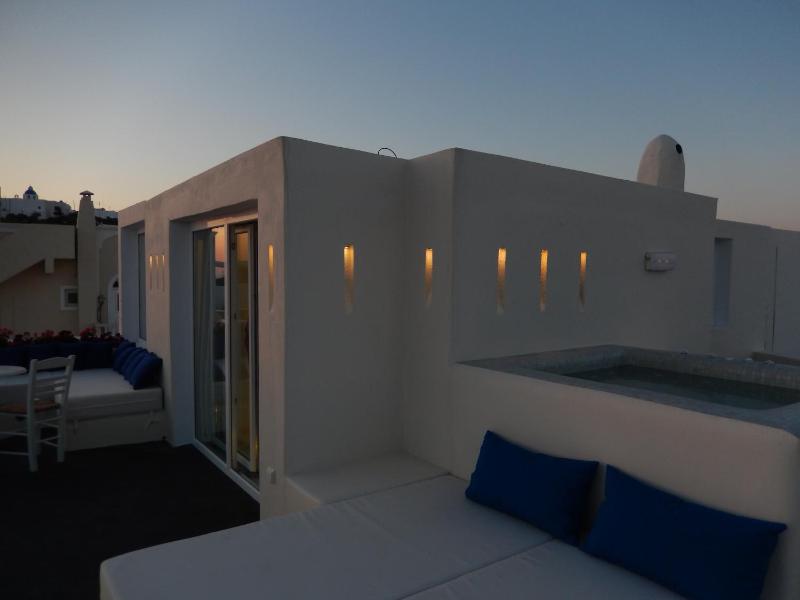 Superior King Suite with Caldera View image 4