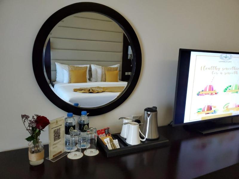 Premium King Room image 3