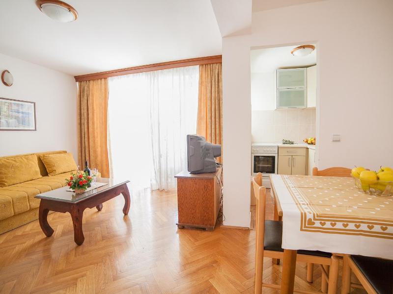 Apartment with Terrace (5 Adults) image 4