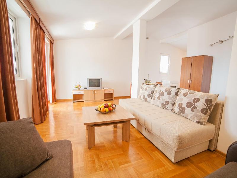 Comfort Two-Bedroom Apartment with Balcony and Sea View image 3