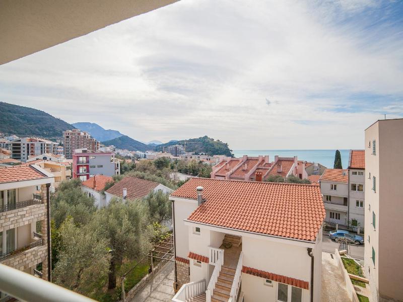 Comfort Two-Bedroom Apartment with Balcony and Sea View image 2