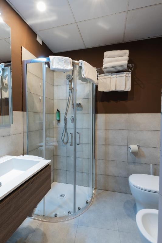 Quadruple Room image 2