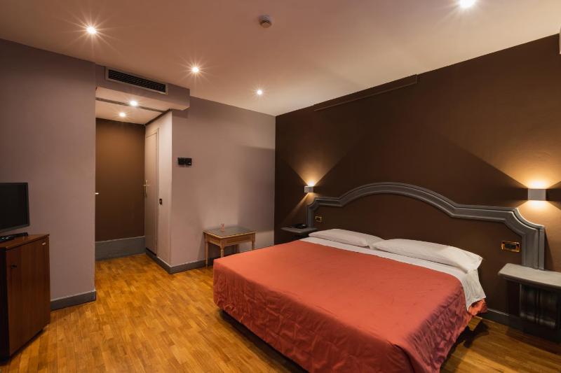 Classic Double or Twin Room image 4