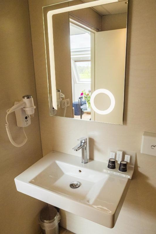 Twin Room with Sky View image 2