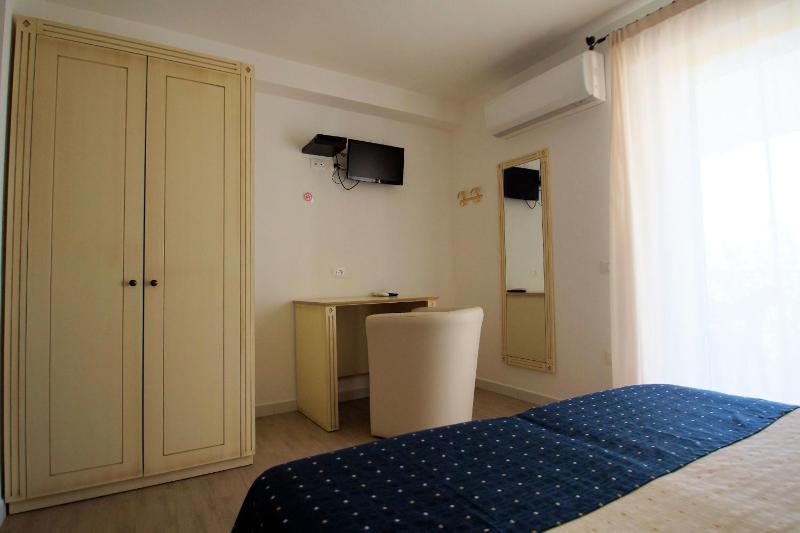Double Room image 4
