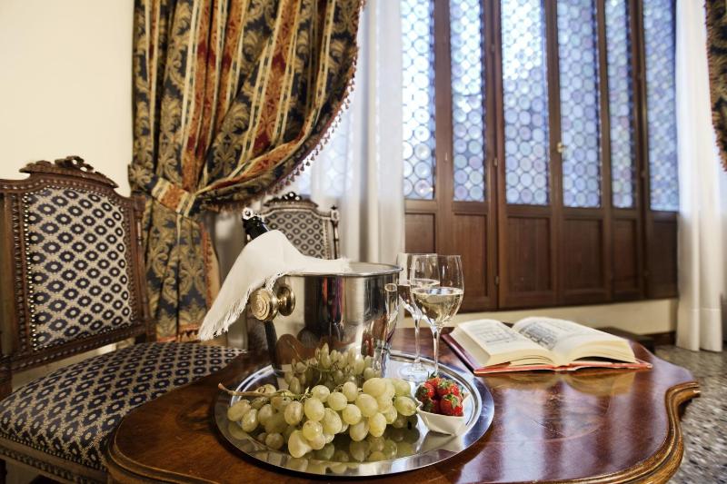 Deluxe Quadruple Room image 2