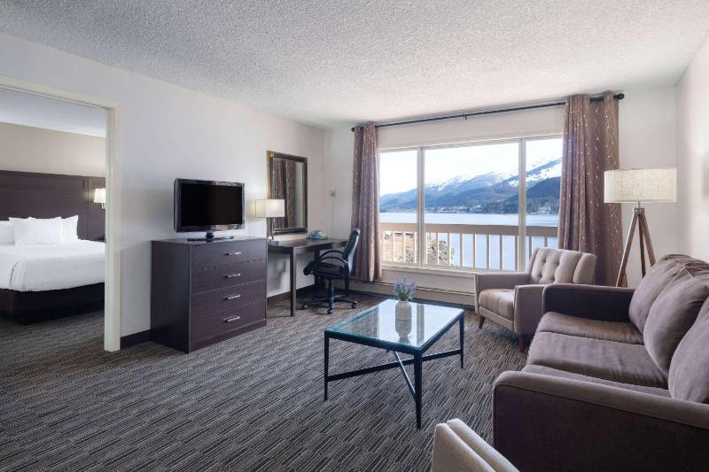 One-Bedroom King Suite with Water View - Non-Smoking image 4