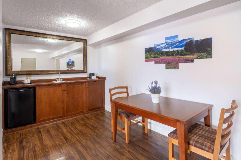 One-Bedroom King Suite with Water View - Non-Smoking image 3