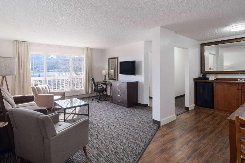 One-Bedroom King Suite with Water View - Non-Smoking image 2