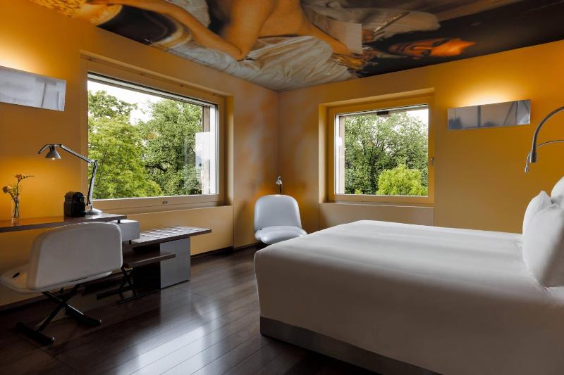 Corner Junior Suite with 1 Kingsize-bed, Park view image 4