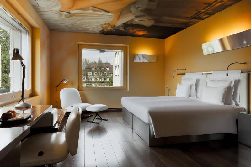 Corner Junior Suite with 1 Kingsize-bed, Park view image 3