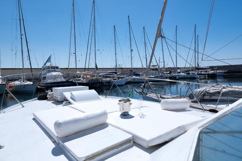 HouseBoat Isurus Quinto Images