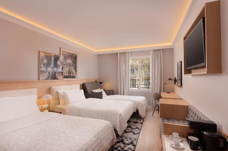 Premium Twin Room image 3