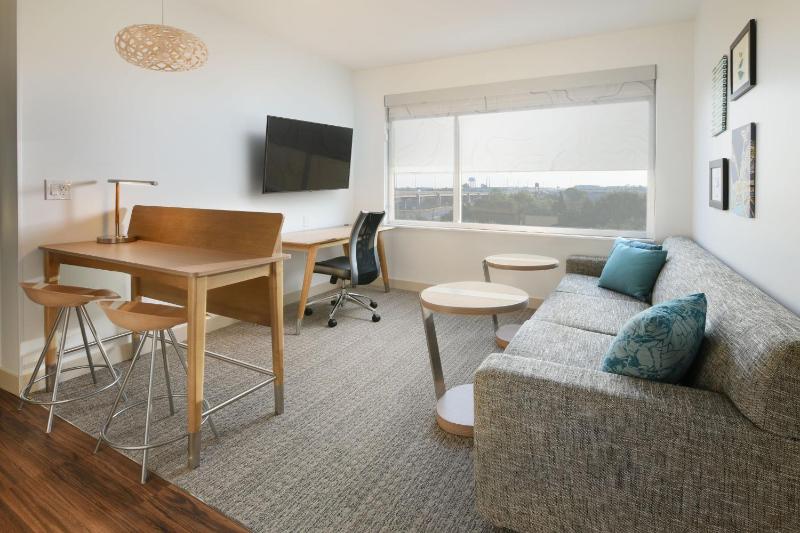 Executive Suite, 1 King, Sofa bed image 2