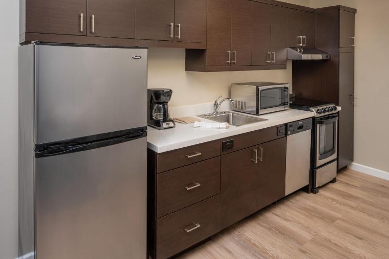 1 Bedroom Suite, 1 Queen, Sofa bed image 2