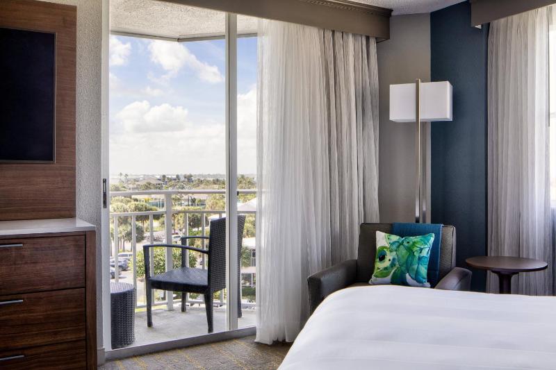 King Studio Suite, Resort View with Balcony (Beachfront Sandpiper Tower) image 4