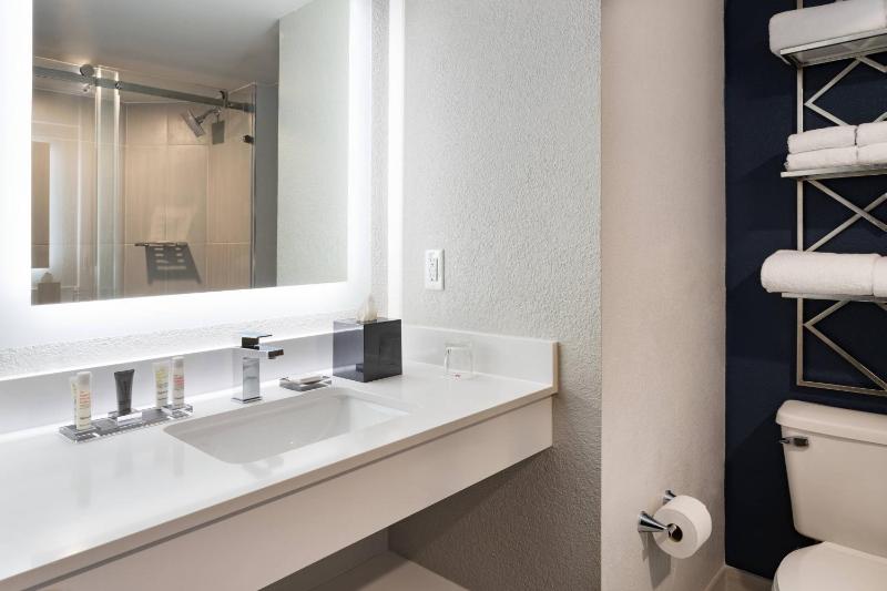 Studio Suite Two Queen Beds with Oceanview Balcony (Beachfront Sandpiper Tower) image 3