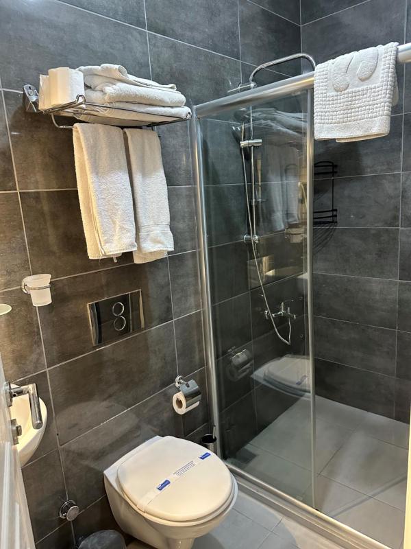Standard Double or Twin Room image 4