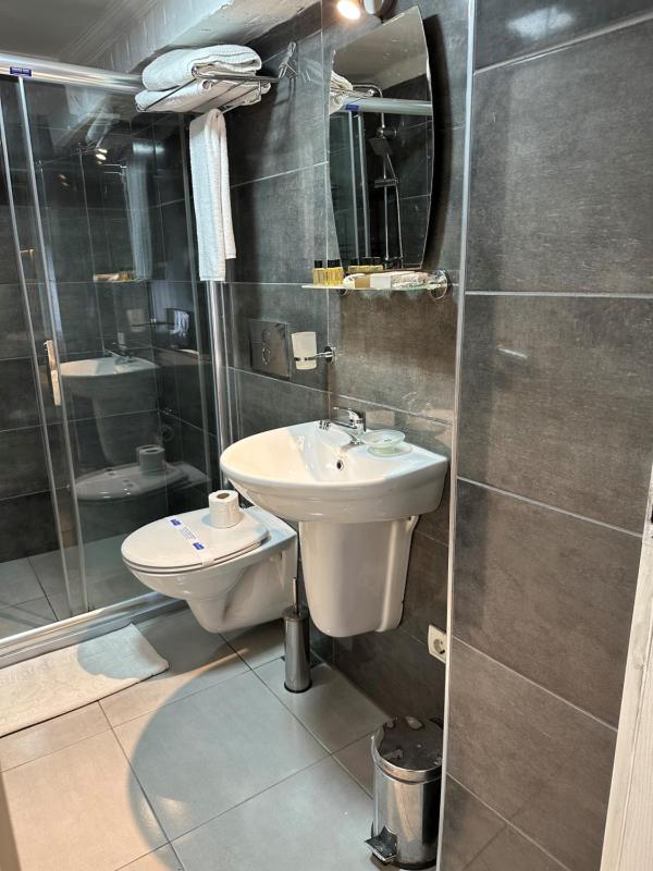 Standard Double or Twin Room image 2