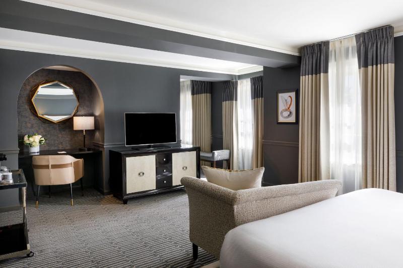 Executive King Room image 3