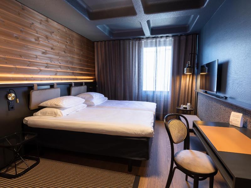 Standard Twin Room image 4
