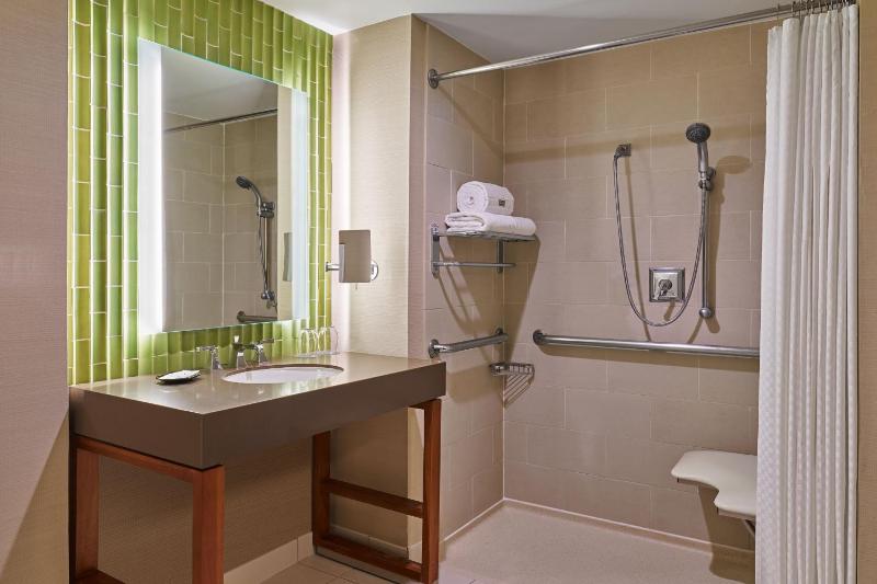 Traditional, Guest room, 1 King image 3