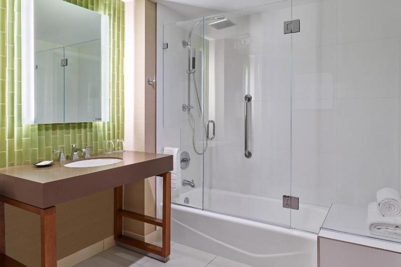 Traditional, Guest room, 1 King image 2