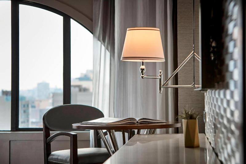 King Room - Club Lounge Access image 4
