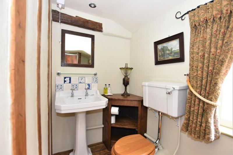 Deluxe Twin Room image 4