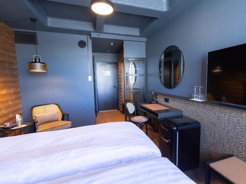 Superior Twin Room image 3