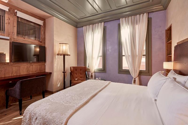 Classic Double Room image 1