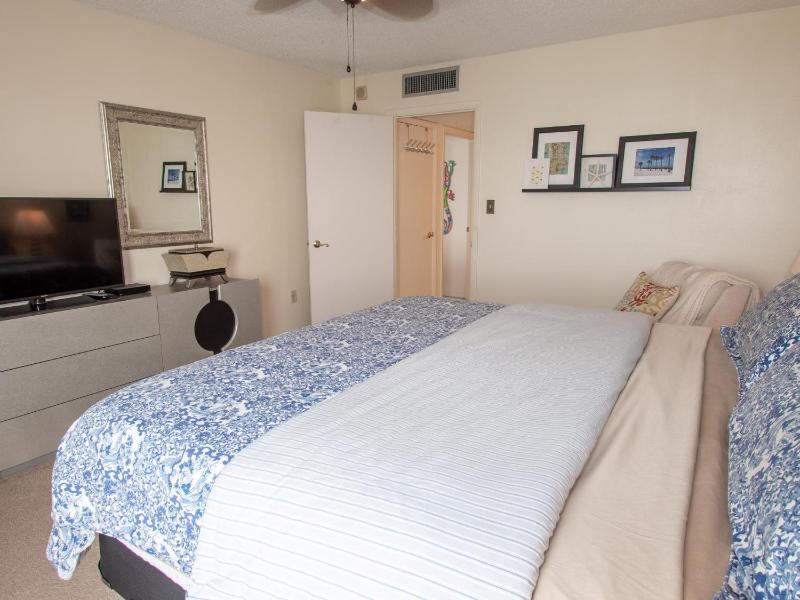 440 West Condos 1107-N - Panoramic Water Views - image 16